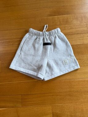Essentials Light Gray Kids Sweat Shorts with 1977 Patch
